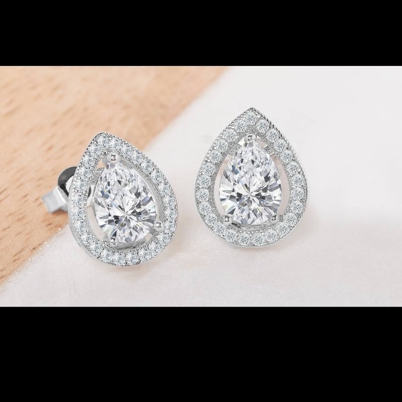 Jewelry - Halo stud earrings with Swarovski crystals. 🌹💗